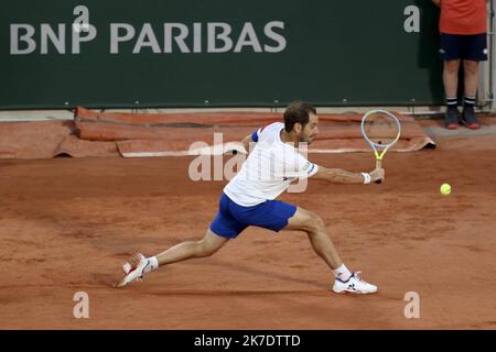 ©Sébastien Muylaert/MAXPPP - Richard Gasquet de France joue un revers lors de son deuxième tour de mens contre Rafael Nadal d'Espagne au cours du cinquième jour de l'Open de France 2021 à Roland Garros à Paris, France. 03.06.2021 Banque D'Images