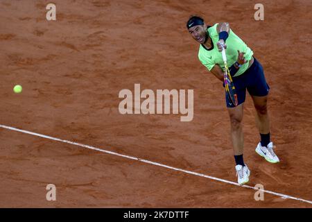 ©Sébastien Muylaert/MAXPPP - Rafael Nadal d'Espagne sert lors de son deuxième tour de mens contre Richard Gasquet de France pendant le cinquième jour de l'Open de France 2021 à Roland Garros à Paris, France. 03.06.2021 Banque D'Images