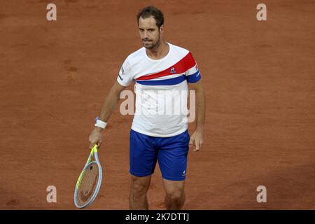 ©Sébastien Muylaert/MAXPPP - Richard Gasquet de France réagit lors de son deuxième tour de mens contre Rafael Nadal d'Espagne pendant le cinquième jour de l'Open de France 2021 à Roland Garros à Paris, France. 03.06.2021 Banque D'Images