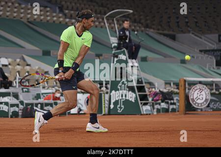 ©Sébastien Muylaert/MAXPPP - Rafael Nadal d'Espagne joue un front lors de son deuxième tour de match des hommes contre Richard Gasquet de France pendant le cinquième jour de l'Open de France 2021 à Roland Garros à Paris, France. 03.06.2021 Banque D'Images