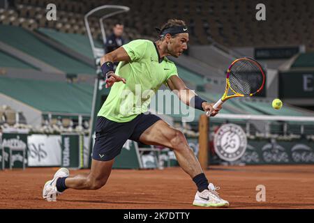 ©Sébastien Muylaert/MAXPPP - Rafael Nadal d'Espagne joue un revers lors de son deuxième tour de mens contre Richard Gasquet de France pendant le cinquième jour de l'Open de France 2021 à Roland Garros à Paris, France. 03.06.2021 Banque D'Images