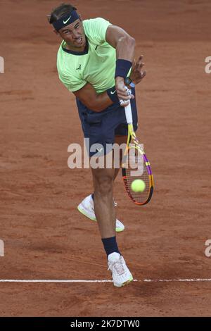 ©Sébastien Muylaert/MAXPPP - Rafael Nadal d'Espagne sert lors de son deuxième tour de mens contre Richard Gasquet de France pendant le cinquième jour de l'Open de France 2021 à Roland Garros à Paris, France. 03.06.2021 Banque D'Images