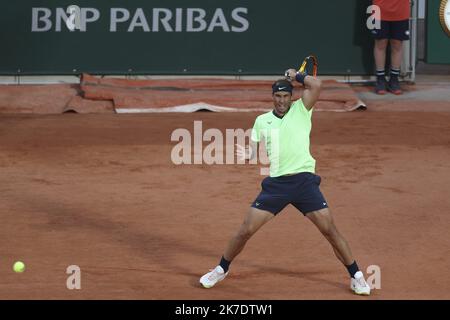 ©Sébastien Muylaert/MAXPPP - Rafael Nadal d'Espagne joue un front lors de son deuxième tour de match des hommes contre Richard Gasquet de France pendant le cinquième jour de l'Open de France 2021 à Roland Garros à Paris, France. 03.06.2021 Banque D'Images