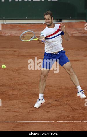 ©Sébastien Muylaert/MAXPPP - Richard Gasquet de France joue un front lors de son deuxième tour de match des hommes contre Rafael Nadal d'Espagne pendant le cinquième jour de l'Open de France 2021 à Roland Garros à Paris, France. 03.06.2021 Banque D'Images