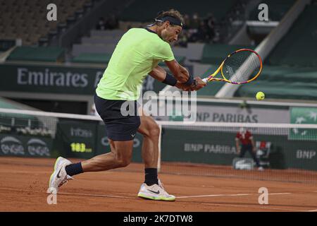 ©Sébastien Muylaert/MAXPPP - Rafael Nadal d'Espagne joue un front lors de son deuxième tour de match des hommes contre Richard Gasquet de France pendant le cinquième jour de l'Open de France 2021 à Roland Garros à Paris, France. 03.06.2021 Banque D'Images