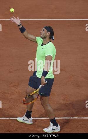 ©Sébastien Muylaert/MAXPPP - Rafael Nadal d'Espagne sert lors de son deuxième tour de mens contre Richard Gasquet de France pendant le cinquième jour de l'Open de France 2021 à Roland Garros à Paris, France. 03.06.2021 Banque D'Images