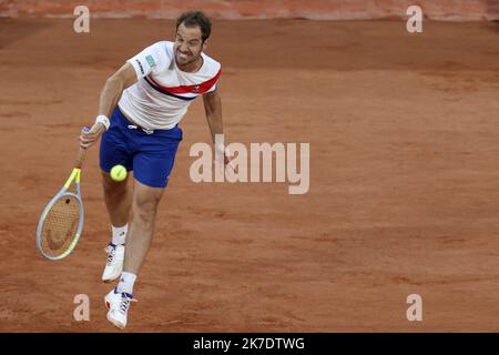 ©Sébastien Muylaert/MAXPPP - Richard Gasquet de France sert lors de son deuxième tour de mens contre Rafael Nadal d'Espagne pendant le cinquième jour de l'Open de France 2021 à Roland Garros à Paris, France. 03.06.2021 Banque D'Images