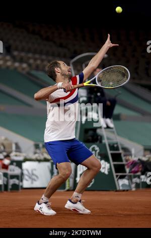 ©Sébastien Muylaert/MAXPPP - Richard Gasquet de France sert lors de son deuxième tour de mens contre Rafael Nadal d'Espagne pendant le cinquième jour de l'Open de France 2021 à Roland Garros à Paris, France. 03.06.2021 Banque D'Images