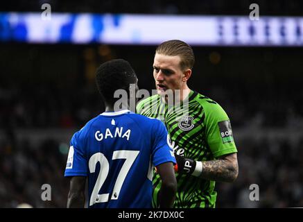 Jordan Pickford , le gardien de but d'Everton parle avec Idrisse Gueye d'Everton pendant le match. Match Premier League, Tottenham Hotspur et Everton à Banque D'Images