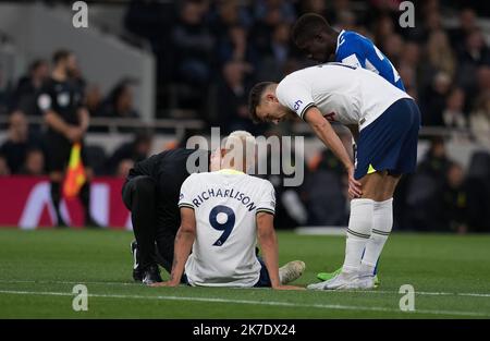 Richarlison de Tottenham Hotspur est traitée pour une blessure pendant le match . Premier League Match, Tottenham Hotspur v Everton au Tottenham Hotspu Banque D'Images