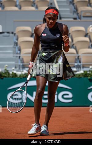 Aurélien Morissard / IP3 ; Coco GAUFF des Etats-Unis réagit contre l'ont JABEUR de Tunisie lors du single féminin de la quatrième manche du tournoi de tennis Open de France à Roland Garros à Paris, France, 7 juin 2021. Banque D'Images