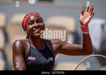 Aurélien Morissard / IP3 ; Coco GAUFF des Etats-Unis réagit après avoir remporté l'Ons JABEUR de Tunisie lors du single féminin de la quatrième manche du tournoi de tennis Open de France à Roland Garros à Paris, France, 7 juin 2021. Banque D'Images