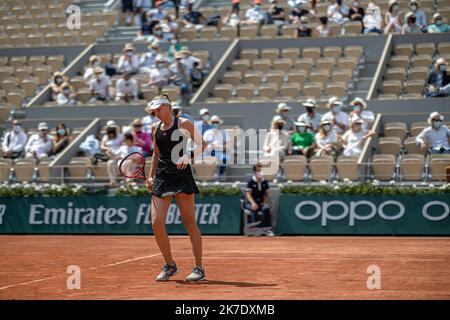 Aurélien Morissard / IP3 ; Elena RYBAKINA, du Kazakhstan, réagit au cours de la single féminin contre Anastasia PAVLYUCHENKOVA, de Russie, lors du dernier tour du quart du tournoi de tennis Open de France à Roland Garros à Paris, France, 8 juin 2021. Banque D'Images