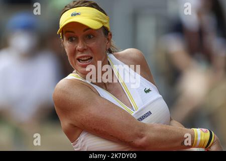 ©Sébastien Muylaert/MAXPPP - Anastasia Pavlyuchenkova de Russie joue un revers dans leurs dames célibataires quart de finale contre Elena Rybakina du Kazakhstan pendant le dixième jour de l'Open de France 2021 à Roland Garros à Paris, France. 08.06.2021 Banque D'Images