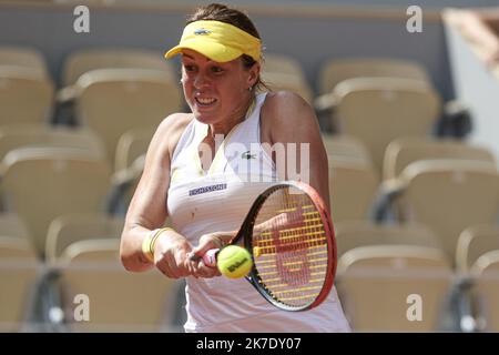 ©Sébastien Muylaert/MAXPPP - Anastasia Pavlyuchenkova de Russie joue un revers dans leurs dames célibataires quart de finale contre Elena Rybakina du Kazakhstan pendant le dixième jour de l'Open de France 2021 à Roland Garros à Paris, France. 08.06.2021 Banque D'Images