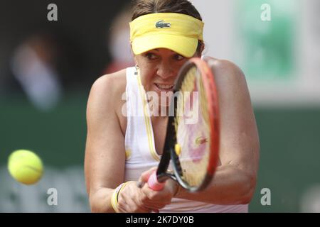 ©Sébastien Muylaert/MAXPPP - Anastasia Pavlyuchenkova de Russie joue un revers dans leurs dames célibataires quart de finale contre Elena Rybakina du Kazakhstan pendant le dixième jour de l'Open de France 2021 à Roland Garros à Paris, France. 08.06.2021 Banque D'Images