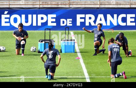 ©PHOTOPQR/DNA/Laurent REA ; Strasbourg ; 09/06/2021 ; Environnement de l'équipe de France de football féminine au stade de la Meinau avec sa sélectioneuse Corinne Diacre ÉQUIPE FRANÇAISE DE FORMATION DE FOOTBALL FÉMININ STRASBOURG JUIN 9,2021 Banque D'Images