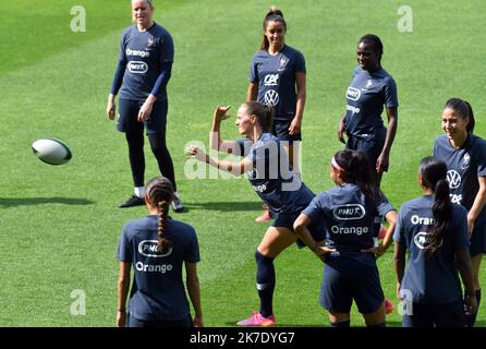 ©PHOTOPQR/DNA/Laurent REA ; Strasbourg ; 09/06/2021 ; Environnement de l'équipe de France de football féminine au stade de la Meinau avec sa sélectioneuse Corinne Diacre ÉQUIPE FRANÇAISE DE FORMATION DE FOOTBALL FÉMININ STRASBOURG JUIN 9,2021 Banque D'Images