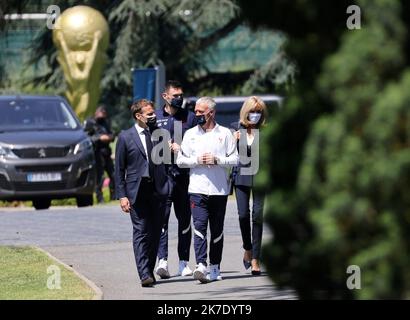 ©PHOTOPQR/LE PARISIEN/ARNAUD JOURNOIS ; CLAIREFONTAINE EN YVELINES ; 10/06/2021 ; PHOTO POOL / FOOTBALL , EURO 2020 , LE PRÉSIDENT DE LA RÉPUBLIQUE EMMANUEL MACRON EST VENU , EN COMPAGNIE DE SON EPOUSE BRIGITTE ET DU PRÉSIDENT DE L'UEFA GIANNI INFANTINO , EST VU SALUER LES JOUEURS DE L'EQUIPE DE FRANCE DE FOOTBALL A CLAIREFONTAINE ET DEJEUNER AVEC EUX / DIDIER DESCHAMPS SELECTIONEUR DE L'EQUIPE DE FRANCE , HUGO LLLORIS , NOEL LE GRAET PRÉSIDENT DE LA FÉDÉRATION FRANCAISE DE FOOTBALL (FFF) - CLAIREFONTAINE, FRANCE, JUIN 10TH 2021. Le président français Emmanuel-Macron et sa femme ont visité le Fran Banque D'Images