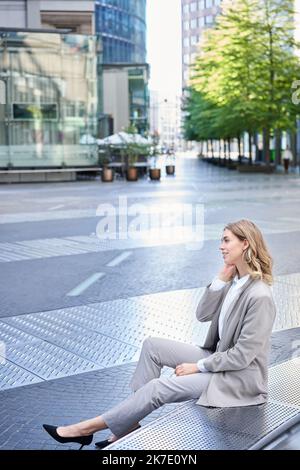 Photo verticale d'une femme entrepreneure souriante en costume beige, employée d'entreprise en tenue de bureau. Fille vêtue pour une entrevue Banque D'Images