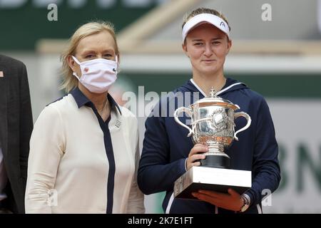 ©Sébastien Muylaert/MAXPPP - vainqueur Barbora Krejcikova de la République tchèque avec Martina Navratilova qui a présenté le trophée du gagnant après sa victoire contre Anastasia Pavlyuchenkova de Russie sur le court Philippe-Chatrier lors de la finale du concours de singles au tournoi de tennis ouvert de Roland Garros 2021 à Paris, France. 12.06.2021 Banque D'Images