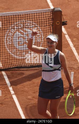 ©Sébastien Muylaert/MAXPPP - vainqueur du match Barbora Krejcikova de République tchèque célèbre le point de match après la finale des femmes le 14 e jour de l'Open de France 2021 à Roland Garros à Paris, France. 12.06.2021 Banque D'Images