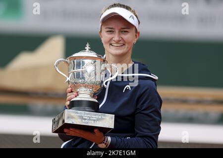 ©Sébastien Muylaert/MAXPPP - vainqueur du match Barbora Krejcikova de République tchèque organise le trophée des gagnants après la finale des femmes le 14 e jour de l'Open de France 2021 à Roland Garros à Paris, en France. 12.06.2021 Banque D'Images