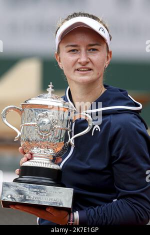 ©Sébastien Muylaert/MAXPPP - vainqueur du match Barbora Krejcikova de République tchèque organise le trophée des gagnants après la finale des femmes le 14 e jour de l'Open de France 2021 à Roland Garros à Paris, en France. 12.06.2021 Banque D'Images