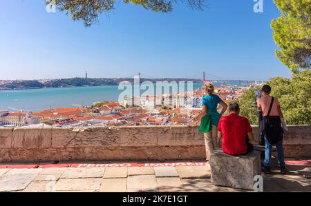 Personnes regardant la vue de Lisbonne, Portugal de Castelo Sao Jorge Banque D'Images
