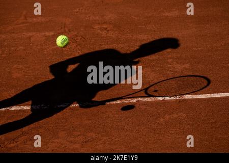 Aurélien Morissard / IP3 ; Novak DJOKOVIC de Serbie sert lors de son single masculin contre Stefanos TSIPSAS de Grèce à la finale masculine du tournoi de tennis ouvert à Roland Garros à Paris, France, 13 juin 2021. Banque D'Images