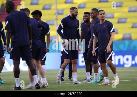 ©PHOTOPQR/LE PARISIEN/ARNAUD JOURNOIS ; MUNICH ; 14/06/2021 ; FOOTBALL , UEFA EURO 2020 , MUNICH (ALLEMAGNE) / ENTRAINEMENT DE L'EQUIPE DE FRANCE SUR LA PELOUSE DE L'ALLIANZ ARENA A LA VOILE DU MATCH / KYLIAN MBAPPE , KARIM BENZEMA 14 JUIN 2021, BAVIÈRE, MUNICH, FOOTBALL: Championnat d'Europe, Groupe F, avant le match France - Allemagne. Entraînement final pour la France au stade de championnat d'Europe à Munich. Banque D'Images