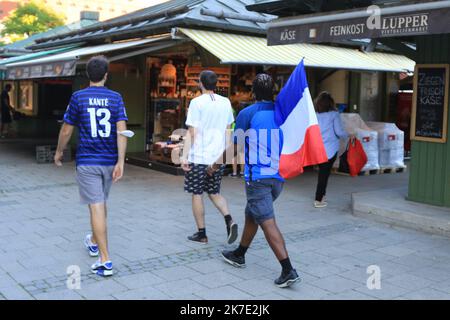 ©Pierre Teyssot/MAXPPP ; fans de l'UEFA EURO 2020 avec un drapeau français dans la ville avant le match de football Allemagne contre la France à Munich, Allemagne sur 15 juin 2021. © Pierre Teyssot / Maxppp Banque D'Images