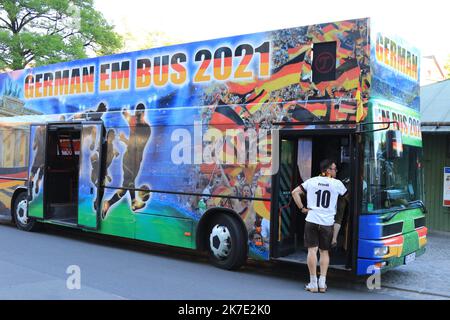 ©Pierre Teyssot/MAXPPP ; fans de l'UEFA EURO 2020 dans la ville avant le match de football Allemagne contre la France à Munich, Allemagne sur 15 juin 2021. Allemand EM 2021 bus © Pierre Teyssot / Maxppp Banque D'Images