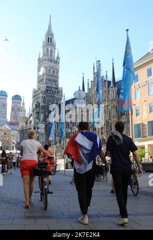 ©Pierre Teyssot/MAXPPP ; fans de l'UEFA EURO 2020 dans la ville avant le match de football Allemagne contre la France à Munich, Allemagne sur 15 juin 2021. Fans français avec drapeau © Pierre Teyssot / Maxppp Banque D'Images