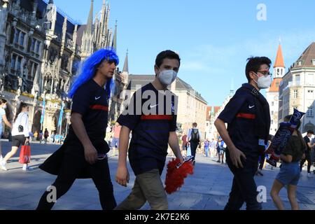 ©Pierre Teyssot/MAXPPP ; fans de l'UEFA EURO 2020 dans la ville avant le match de football Allemagne contre la France à Munich, Allemagne sur 15 juin 2021. Fans français portant FFP2 masques © Pierre Teyssot / Maxppp Banque D'Images