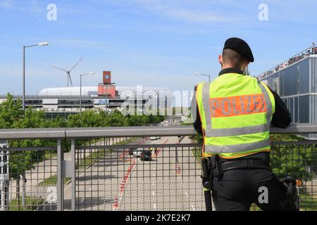 ©Pierre Teyssot/MAXPPP ; UEFA EURO 2020 football Match Allemagne contre la France à Munich, Allemagne sur 15 juin 2021. Un policier qui regarde le stade Arena © Pierre Teyssot / Maxppp Banque D'Images