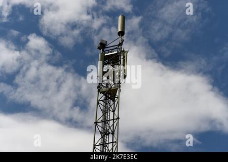 ©PHOTOPQR/LE PROGRES/Yves SALVAT - Montagny 18/06/2021 - antenne relai Montigny 18 juin 2021 -antenne relais : dans ce petit coin de campagne, l'antenne relais 5G perturbation des bateaux qui dans les prés voisins s'étreignent au maximum de l'antenne en entrée. - Antenne relais : dans ce petit coin de campagne, l'antenne relais 5G perturbe les vaches dans les prés proches dès que l'antenne entre en service. Banque D'Images