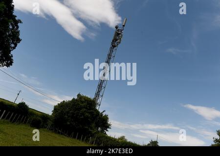 ©PHOTOPQR/LE PROGRES/Yves SALVAT - Montagny 18/06/2021 - antenne relai Montigny 18 juin 2021 -antenne relais : dans ce petit coin de campagne, l'antenne relais 5G perturbation des bateaux qui dans les prés voisins s'étreignent au maximum de l'antenne en entrée. - Antenne relais : dans ce petit coin de campagne, l'antenne relais 5G perturbe les vaches dans les prés proches dès que l'antenne entre en service. Banque D'Images