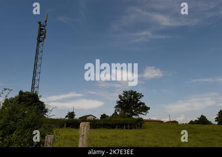 ©PHOTOPQR/LE PROGRES/Yves SALVAT - Montagny 18/06/2021 - antenne relai Montigny 18 juin 2021 -antenne relais : dans ce petit coin de campagne, l'antenne relais 5G perturbation des bateaux qui dans les prés voisins s'étreignent au maximum de l'antenne en entrée. - Antenne relais : dans ce petit coin de campagne, l'antenne relais 5G perturbe les vaches dans les prés proches dès que l'antenne entre en service. Banque D'Images