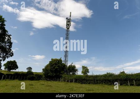 ©PHOTOPQR/LE PROGRES/Yves SALVAT - Montagny 18/06/2021 - antenne relai Montigny 18 juin 2021 -antenne relais : dans ce petit coin de campagne, l'antenne relais 5G perturbation des bateaux qui dans les prés voisins s'étreignent au maximum de l'antenne en entrée. - Antenne relais : dans ce petit coin de campagne, l'antenne relais 5G perturbe les vaches dans les prés proches dès que l'antenne entre en service. Banque D'Images