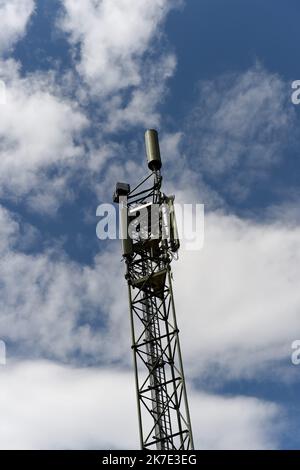 ©PHOTOPQR/LE PROGRES/Yves SALVAT - Montagny 18/06/2021 - antenne relai Montigny 18 juin 2021 -antenne relais : dans ce petit coin de campagne, l'antenne relais 5G perturbation des bateaux qui dans les prés voisins s'étreignent au maximum de l'antenne en entrée. - Antenne relais : dans ce petit coin de campagne, l'antenne relais 5G perturbe les vaches dans les prés proches dès que l'antenne entre en service. Banque D'Images