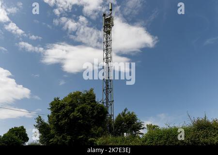 ©PHOTOPQR/LE PROGRES/Yves SALVAT - Montagny 18/06/2021 - antenne relai Montigny 18 juin 2021 -antenne relais : dans ce petit coin de campagne, l'antenne relais 5G perturbation des bateaux qui dans les prés voisins s'étreignent au maximum de l'antenne en entrée. - Antenne relais : dans ce petit coin de campagne, l'antenne relais 5G perturbe les vaches dans les prés proches dès que l'antenne entre en service. Banque D'Images