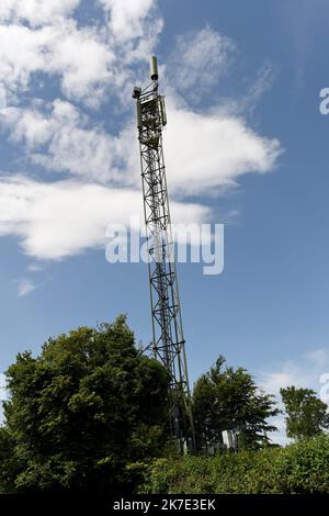 ©PHOTOPQR/LE PROGRES/Yves SALVAT - Montagny 18/06/2021 - antenne relai Montigny 18 juin 2021 -antenne relais : dans ce petit coin de campagne, l'antenne relais 5G perturbation des bateaux qui dans les prés voisins s'étreignent au maximum de l'antenne en entrée. - Antenne relais : dans ce petit coin de campagne, l'antenne relais 5G perturbe les vaches dans les prés proches dès que l'antenne entre en service. Banque D'Images