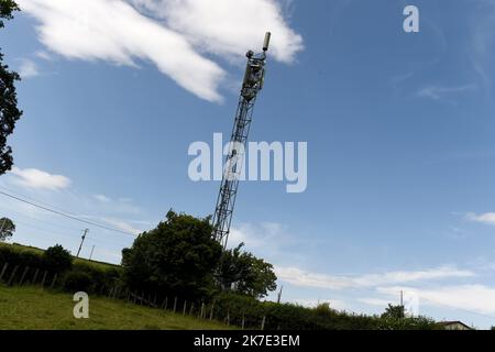 ©PHOTOPQR/LE PROGRES/Yves SALVAT - Montagny 18/06/2021 - antenne relai Montigny 18 juin 2021 -antenne relais : dans ce petit coin de campagne, l'antenne relais 5G perturbation des bateaux qui dans les prés voisins s'étreignent au maximum de l'antenne en entrée. - Antenne relais : dans ce petit coin de campagne, l'antenne relais 5G perturbe les vaches dans les prés proches dès que l'antenne entre en service. Banque D'Images