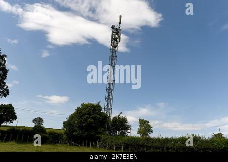 ©PHOTOPQR/LE PROGRES/Yves SALVAT - Montagny 18/06/2021 - antenne relai Montigny 18 juin 2021 -antenne relais : dans ce petit coin de campagne, l'antenne relais 5G perturbation des bateaux qui dans les prés voisins s'étreignent au maximum de l'antenne en entrée. - Antenne relais : dans ce petit coin de campagne, l'antenne relais 5G perturbe les vaches dans les prés proches dès que l'antenne entre en service. Banque D'Images