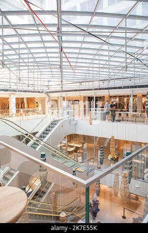 ©PHOTOPQR/LE PARISIEN/Milla Morisson ; Paris 01 ; 15/06/2021 ; Visite de la Samaritaine le 15 juin 2021 Paris 01, une semaine avant la création Fondée en 1870, elle a fermé pour les raisons de sécurité en 2005, elle rouvrira ses portes au public le 19 juin 2021 - réouverture de la Samaritaine. Après seize ans de fermeture et 750 millions d'euros de travail, le grand magasin parisien rouvre ses portes. Banque D'Images