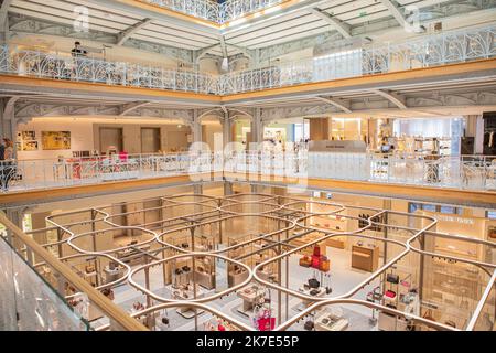 ©PHOTOPQR/LE PARISIEN/Milla Morisson ; Paris 01 ; 15/06/2021 ; Visite de la Samaritaine le 15 juin 2021 Paris 01, une semaine avant la création Fondée en 1870, elle a fermé pour les raisons de sécurité en 2005, elle rouvrira ses portes au public le 19 juin 2021 - réouverture de la Samaritaine. Après seize ans de fermeture et 750 millions d'euros de travail, le grand magasin parisien rouvre ses portes. Banque D'Images