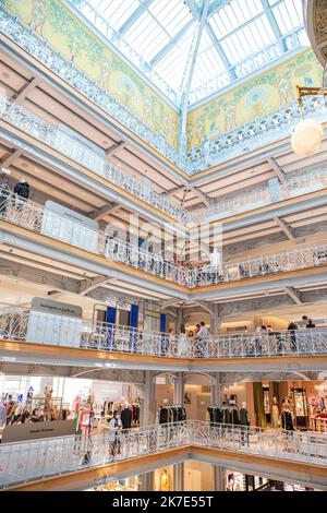 ©PHOTOPQR/LE PARISIEN/Milla Morisson ; Paris 01 ; 15/06/2021 ; Visite de la Samaritaine le 15 juin 2021 Paris 01, une semaine avant la création Fondée en 1870, elle a fermé pour les raisons de sécurité en 2005, elle rouvrira ses portes au public le 19 juin 2021 - réouverture de la Samaritaine. Après seize ans de fermeture et 750 millions d'euros de travail, le grand magasin parisien rouvre ses portes. Banque D'Images