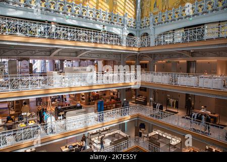 ©PHOTOPQR/LE PARISIEN/Milla Morisson ; Paris 01 ; 15/06/2021 ; Visite de la Samaritaine le 15 juin 2021 Paris 01, une semaine avant la création Fondée en 1870, elle a fermé pour les raisons de sécurité en 2005, elle rouvrira ses portes au public le 19 juin 2021 - réouverture de la Samaritaine. Après seize ans de fermeture et 750 millions d'euros de travail, le grand magasin parisien rouvre ses portes. Banque D'Images