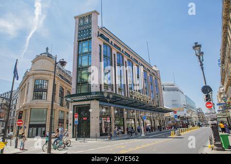 ©PHOTOPQR/LE PARISIEN/Milla Morisson ; Paris 01 ; 15/06/2021 ; Façade rue de Rivoli visite de la Samaritaine le 15 juin 2021 Paris 01, une semaine avant la création Fondée en 1870, elle a fermé pour les raisons de sécurité en 2005, elle rouvrira ses portes au public le 19 juin 2021 - réouverture de la Samaritaine. Après seize ans de fermeture et 750 millions d'euros de travail, le grand magasin parisien rouvre ses portes. Banque D'Images